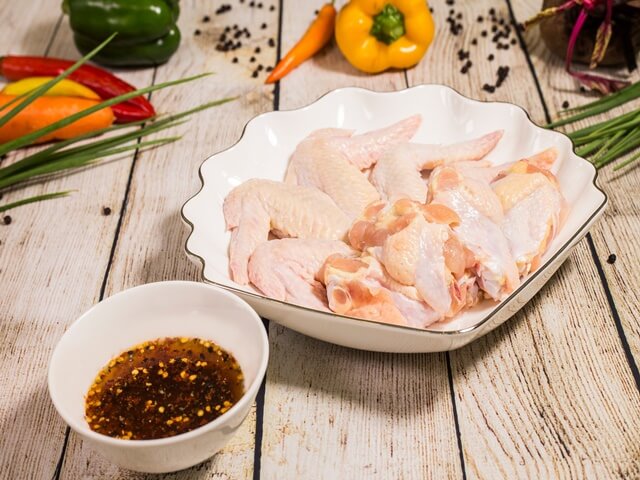 Sơ chế nguyên liệu để làm món thịt gà chiên nước mắm đơn giản