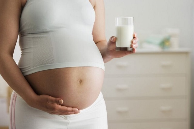 Lượng sữa bầu mẹ uống phụ thuộc và từng giai đoạn thai kỳ khác nhau