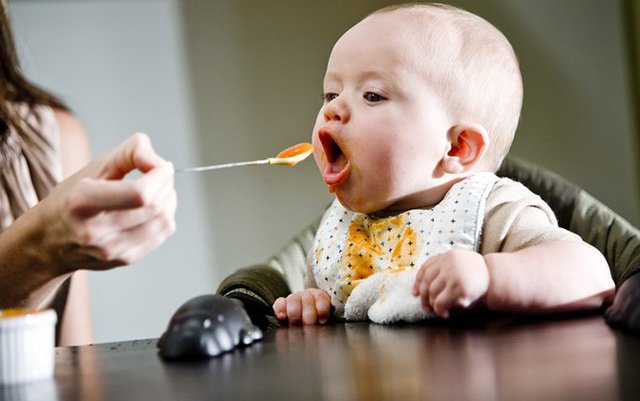 Mẹ có thể cho bé 5 tháng tuổi ăn dặm nhưng chỉ nên ăn với số lượng và tần suất ít