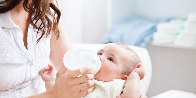 Mẹ tuyệt đối không nên trộn lẫn sữa công thức và sữa mẹ trong cùng một cữ bú cho bé